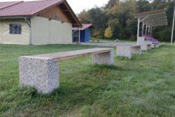 Betonsko-lesene klopi pri vaškem domu in nogometnem igrišču v Domanjševcih